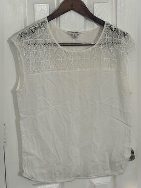 Old Navy White Lace Yoke Sleeveless Tank